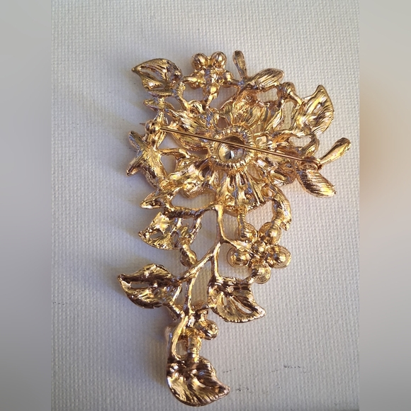 *EXCLUSIVE* Elegant Rhinestone Flower Brooch - Picture 5 of 5